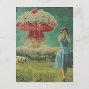 Cartão Postal Sobremesa Surreal de Cereja Deliciosa no Pasto de