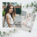 Cartão Postal Sobreposição de Script Manuscrito de Foto para Gra<br><div class="desc">Este cartão postal de anúncio de formatura em chic apresenta um sofisticado script preto manuscrito sobre uma foto de cheio de tendência do seu formando. Personalize esta placa de formando com um segundo grau, uma faculdade ou uma fotografia universitária no verso, abaixo dos detalhes do mais velho. O retrato está...</div>