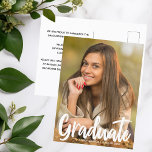 Cartão Postal Sobreposição de Script Moderno de Foto Chic do For<br><div class="desc">O formando é escrito em branco manuscrito sobre sua foto de retrato do mais velho e faz um cartão-postal de anúncio de graduação moderna e chique. Personalize com seu nome e segundo grau ou classe universitária de 2025 sob a tipografia ousada e adicione seus detalhes pessoais na parte de trás...</div>