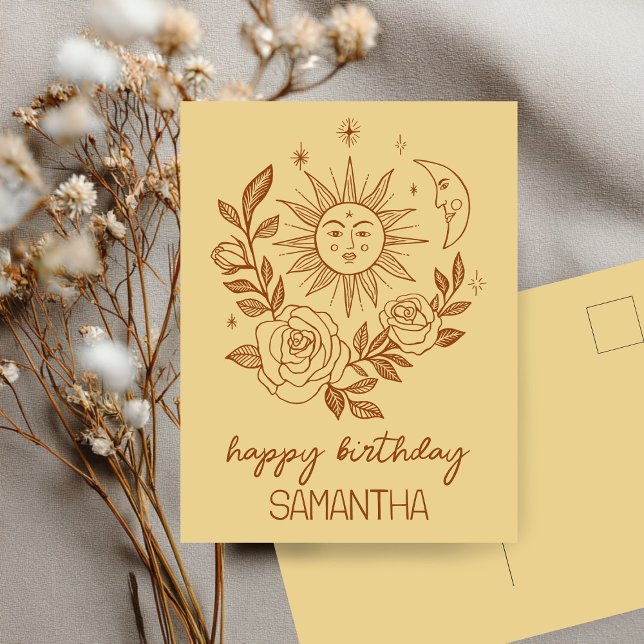 Cartão Postal Sol Lua & Rosas Boho Mágico ANIVERSÁRIO COM NOME P (Sun Moon & Roses Boho Magical CUSTOM NAME BIRTHDAY Postcard
)