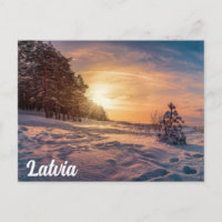 Sol sobre neve, costa marítima de inverno