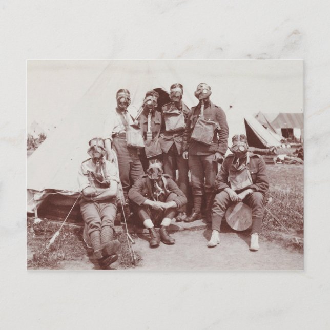 Cartão Postal Soldados WWI em Máscaras de Gás (Frente)