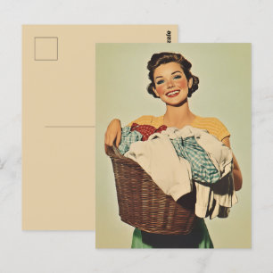 Cartão Postal Sorrindo dona de casa com cesta de lavanderia