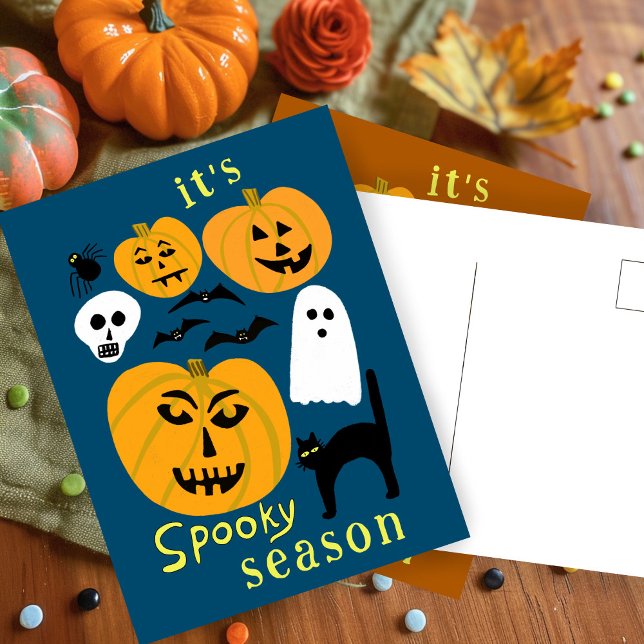 Cartão Postal Spooky Season Pumpkins Ghost Bat HELLOWEEN (Spooky Season Pumpkins Ghost Bat HAPPY HALLOWEEN Cute Hand-drawn Postcard
)