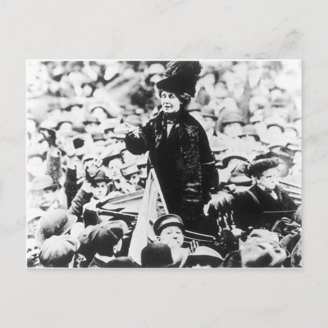 Cartão Postal Sra. Emmeline Pankhurst discursando para uma multi (Frente)