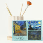 Cartão Postal Starry Night por Vincent Van Gogh<br><div class="desc">Uma seleção de três paisagens famosas pintadas por Vincent van Gogh: Café Terrace at Night, The Starry Night and The Starry Night Over The Rhone. Desde que Van Gogh chegou a Arles, ele estava constantemente preocupado com a representação dos "efeitos noturnos". Starry Night Over the Rhone (setembro de 1888) foi...</div>