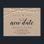 Cartão Postal String Lights, Kraft, Salve nossa nova data, adiad<br><div class="desc">Este é o moderno mínimo de luzes de cordas rústicas limpas,  o Kraft design com tema,  em preto,  o convite para Festa de casamento Reprogramado (adiado/adiado) (Salve nossa nova data). É a maneira perfeita e elegante de fazer o anúncio de reagendamento para seus amigos e família.</div>