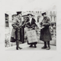 Suffragette vendendo jornais para dois