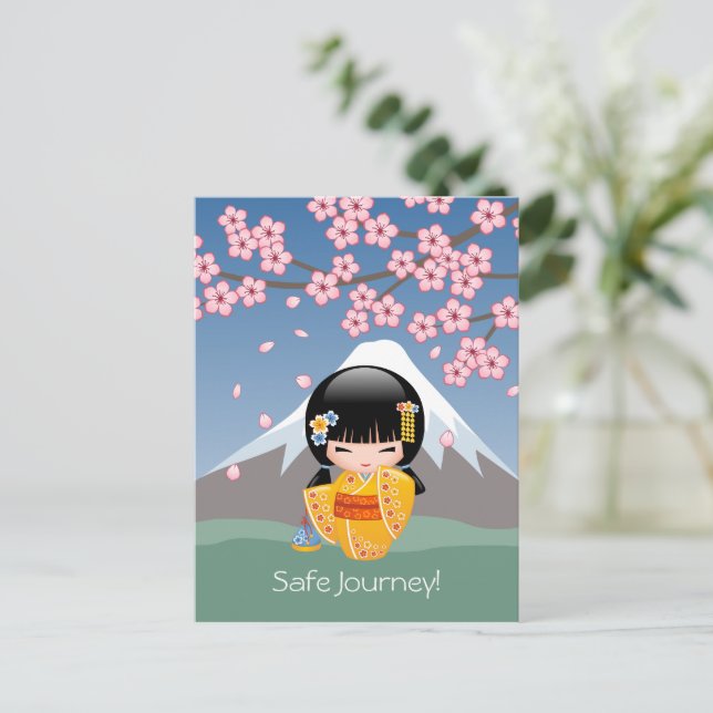 Cartão Postal Summer Kokeshi Doll - Viagem Segura Kimono Amarelo (Em pé/Frente)