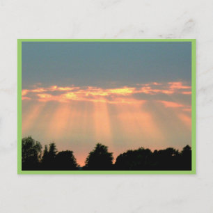 Cartão Postal Sun Beams Através De Nuvens