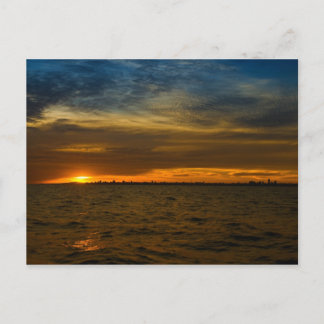 Cartão Postal Sun que estabelece atrás da cidade