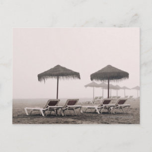 Cartão Postal Sunbeds E Guarda-Chuva Na Praia De Playamar