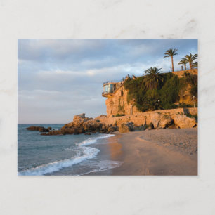 Cartão Postal Sunrise em uma praia em Nerja