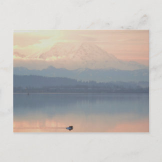 Cartão Postal sunrise no lago swimin washington com o Monte Rain