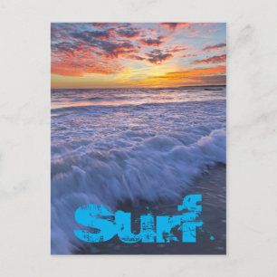 Cartão Postal Surfando ondas na praia ao pôr do sol