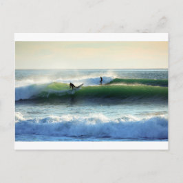 Cartão Postal Surfando ondas verdes