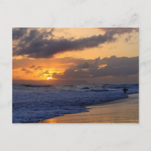 Cartão Postal Surfer no Sunset na praia Kauai, Niihau no Horizon
