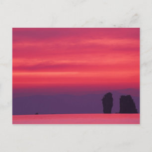 Cartão Postal Tailândia, Baía de Phang Nga. Céu rosa refletido e