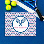 Cartão Postal Tênis personalizado e Design azul-e-cor-de-rosa<br><div class="desc">Cartões personalizados de posto/anotação com um design de raquete tênis personalizado e fundo azul e cor-de-rosa com padrão chevron. Raquetas de tênis crus cruzadas são centradas em um círculo azul e branco que é monograma com seu nome ou iniciais. O círculo é colocado sobre um fundo azul, rosa e branco...</div>