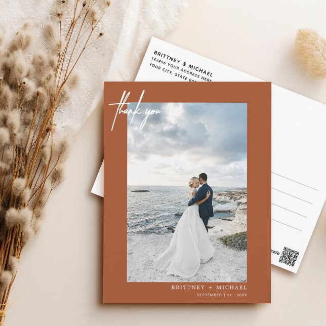 Cartão Postal Terracotta Simples, com Letra Mão, Obrigado (Elegant hand lettered thank you wedding postcard with a minimalistic design perfect for any couple.)