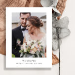 Cartão Postal Texto Elegante Simples e Anúncio de Casamento de F<br><div class="desc">Estes cartões postais de anúncio de casamento preto-e-branco,  minimalista e elegante,  apresentam um texto preto moderno que diz "fugimos",  num fundo branco limpo,  com a sua fotografia pessoal. Um olhar simples e na moda para anunciar seu elopemento ou que você era recem casados.</div>