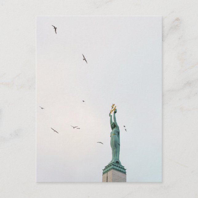 Cartão Postal The Freedom Monument in Riga, Latvia (Frente)