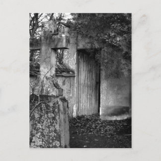 Cartão Postal The shed in the cemetery in black and white