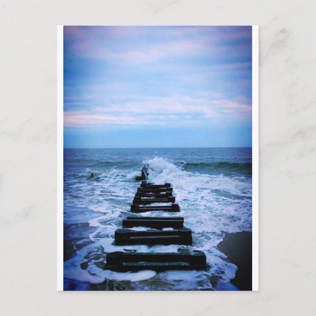 Cartão Postal Thinking At The Beach (Frente)