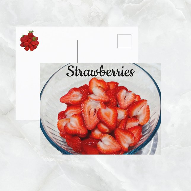 Cartão Postal Tigela de Morangos Vermelhos Fatiados Fotográficos (Criador carregado)