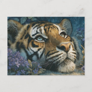 Cartão Postal Tigre Majestoso Descansando no Jardim Roxo