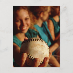 Cartão Postal Time de softbol feminino adolescente sentado no du