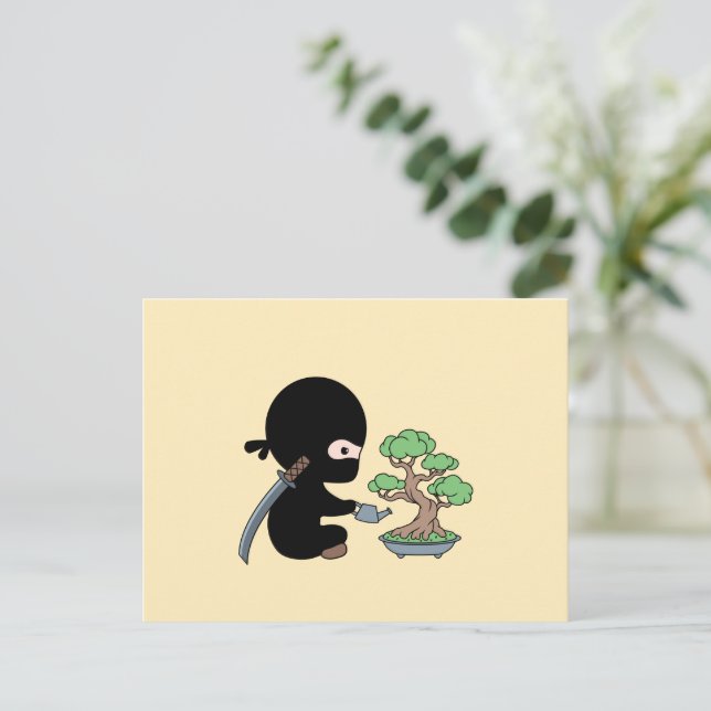 Cartão Postal Tiny Ninja cuidando da árvore Bonsai em amarelo (Em pé/Frente)
