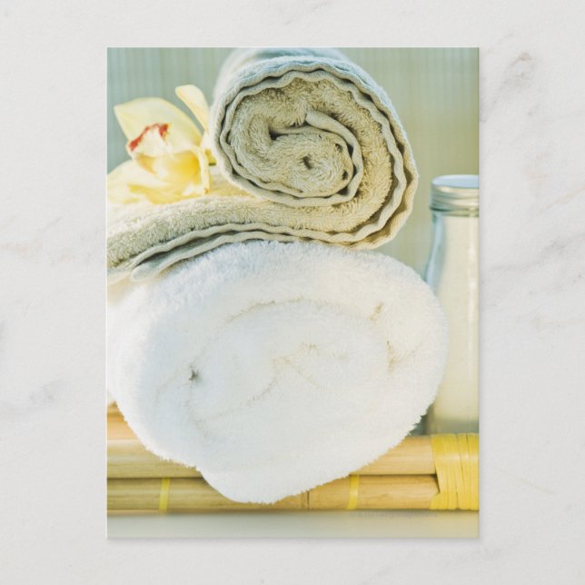 Cartão Postal Toalhas de spa e flores tropicais (Frente)
