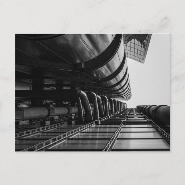 Cartão Postal Torre de arranha-céu moderna (Frente)