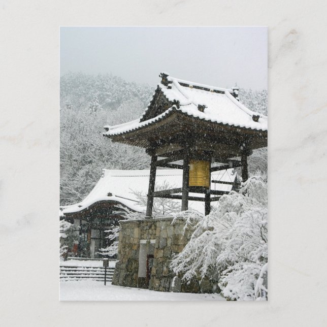 Cartão Postal Torre de sino japonês na neve (Frente)