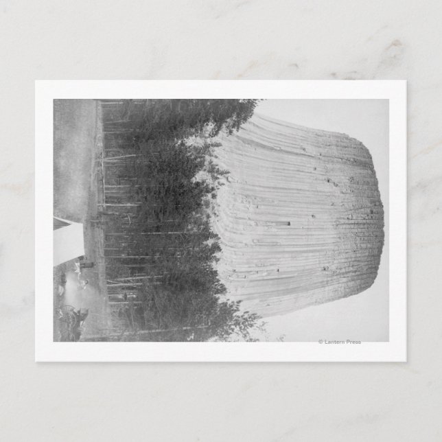 Cartão Postal Torre do diabo com 4 Pessoas no primeiro plano (Frente)