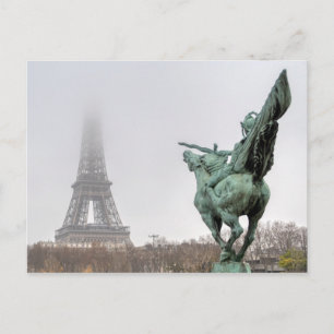 Cartão Postal Torre Eiffel e ponte Bir-hakeim em um dia nevado
