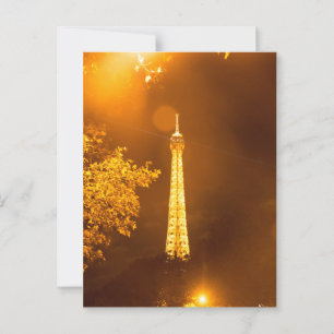 Cartão Postal Torre Eiffel iluminada por lanterna de rua à noite
