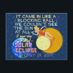 Cartão Postal Total de Eclipse Solar 21 de agosto de 2017 Funny<br><div class="desc">Em 21 de agosto de 2017, um eclipse solar total será visível em grande parte dos Estados Unidos. Está sendo chamado de Eclipse Solar Excelente Americano. Se você está planejando comemorar este evento excitante, esta design humorística é perfeita para você. O texto de paródia irônico mimetiza a letra da música...</div>