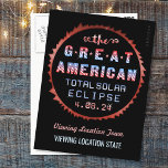 Cartão Postal Total Solar Eclipse da América do excelente 8 de a<br><div class="desc">Em 8 de abril de 2024, um eclipse solar total será visível em muitos dos Estados Unidos - também conhecido como "Eclipse Solar Americano Excelente". Este design bonito tem um esboço do eclipse com as palavras, "o Excelente Americano Total Eclipse 4.08.24." É feito em vermelho, branco e azul em preto....</div>
