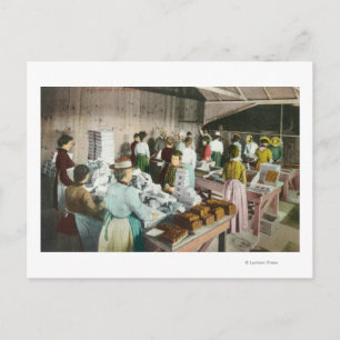 Cartão Postal Trabalhadoras Embalando GoodiesFresno, CA