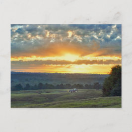 Cartão Postal Trator com um Hay Bale, Texas Ranch Sunrise