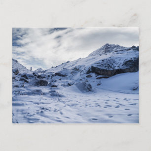 Cartão Postal Trekker solitário em neve de montanha espessa (Hi