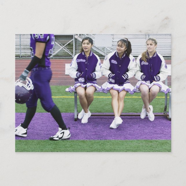 Cartão Postal Três cheerleaderes (16-18) vigiando (Frente)