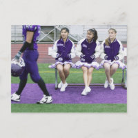 Três cheerleaderes (16-18) vigiando