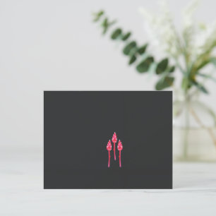 Cartão Postal Três flores cor-de-rosa com fundo preto
