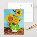 Cartão Postal Três girassóis | Vincent van Gogh<br><div class="desc">Cartão das belas artes de três girassóis (1888) pelo artista holandês Vincent van Gogh. O trabalho original é um óleo nas canvas que descrevem uma vida imóvel de girassóis amarelos brilhantes contra um fundo de turquesa. Clique personalizam-no para adicionar seu próprio texto ou para personalizar o design.</div>