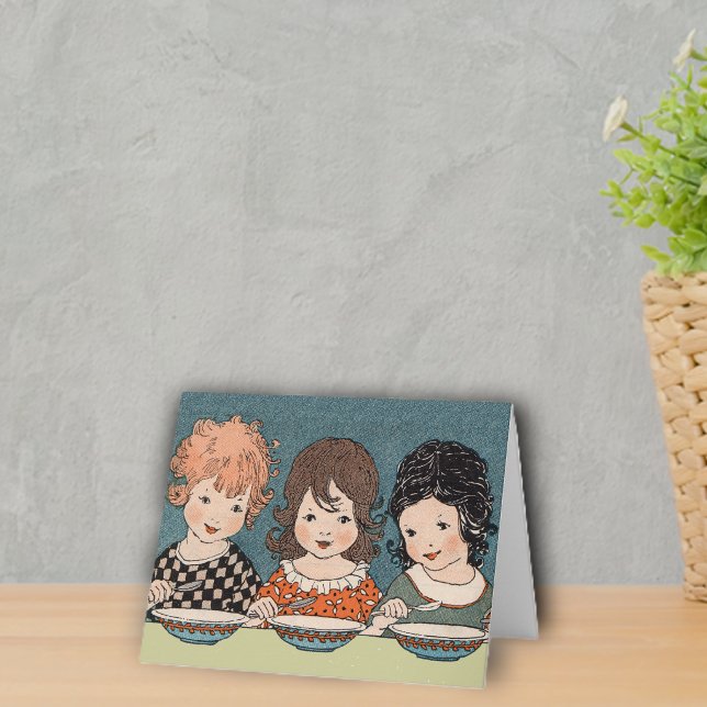Cartão Postal Três Irmãzinhas (Three sisters different coloured hair sitting at table eating soup on notecards.)