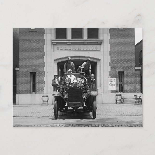 Cartão Postal Tripulação do Motor de Fogo no Firehouse, 1925 (Frente)