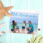 Cartão Postal Tropical de Foto da Família de Cheios Chic Mele Ka<br><div class="desc">Cartão postal de Natal personalizável para a família de praia com a sua foto tropical favorita ao sol. Adicione uma fotografia de cheio da sua memória favorita das suas férias na ilha à costa na frente. Belos cartões postais de feriado costeiro com um design limpo, moderno e bonito roteiro azul...</div>